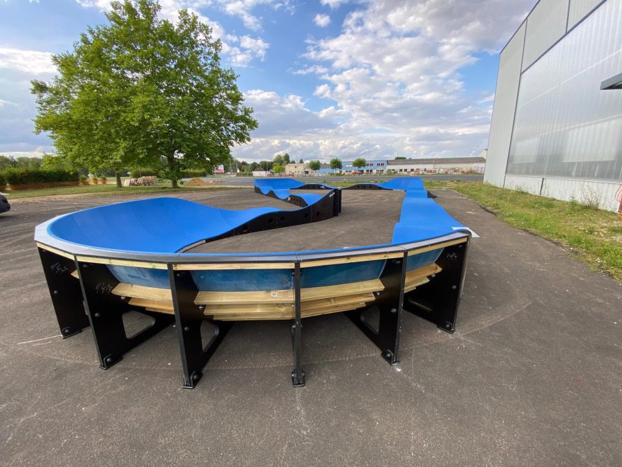 Pumptrack modulaire Brookland à Charny Orée de Puisaye (Yonne), bosses et virages relevés