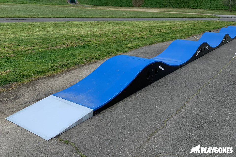 Pumptrack modulaire à Dugny (Seine-Saint-Denis), piste terminée (troisième vue)
