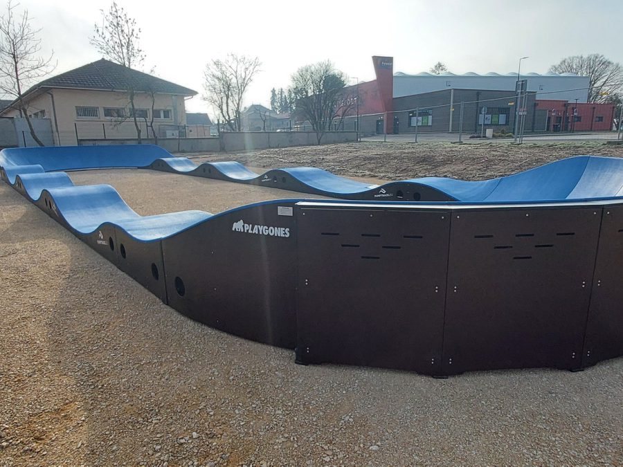 Pumptrack modulaire Speedway à Foissiat (Ain), vue latérale de la piste