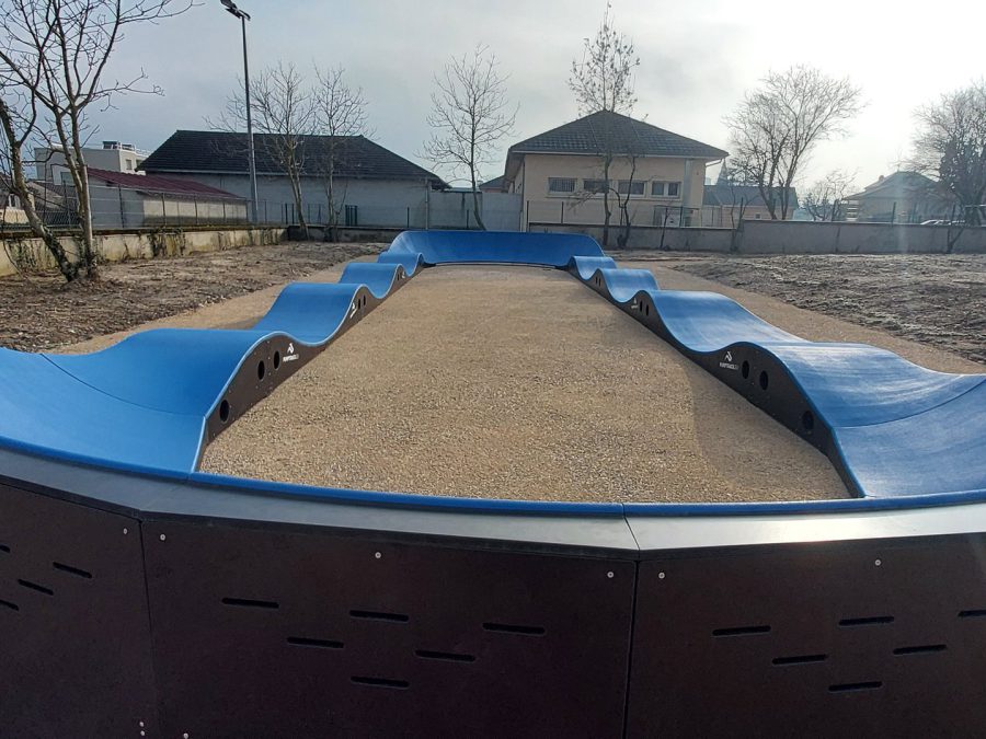 Pumptrack modulaire Speedway à Foissiat (Ain), bosses et virages relevés