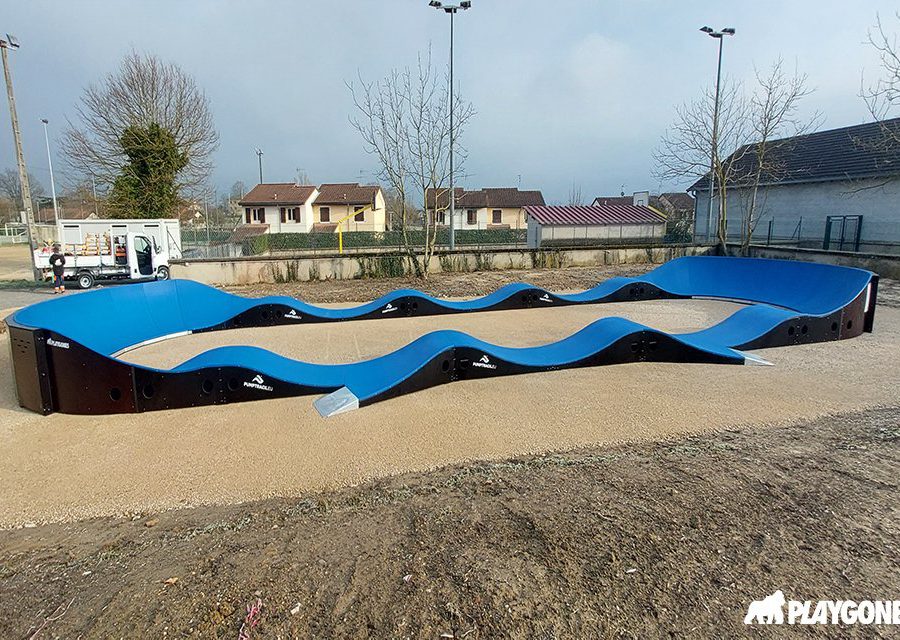 Pumptrack modulaire Speedway à Foissiat (Ain), vue latérale de la piste (troisième vue)