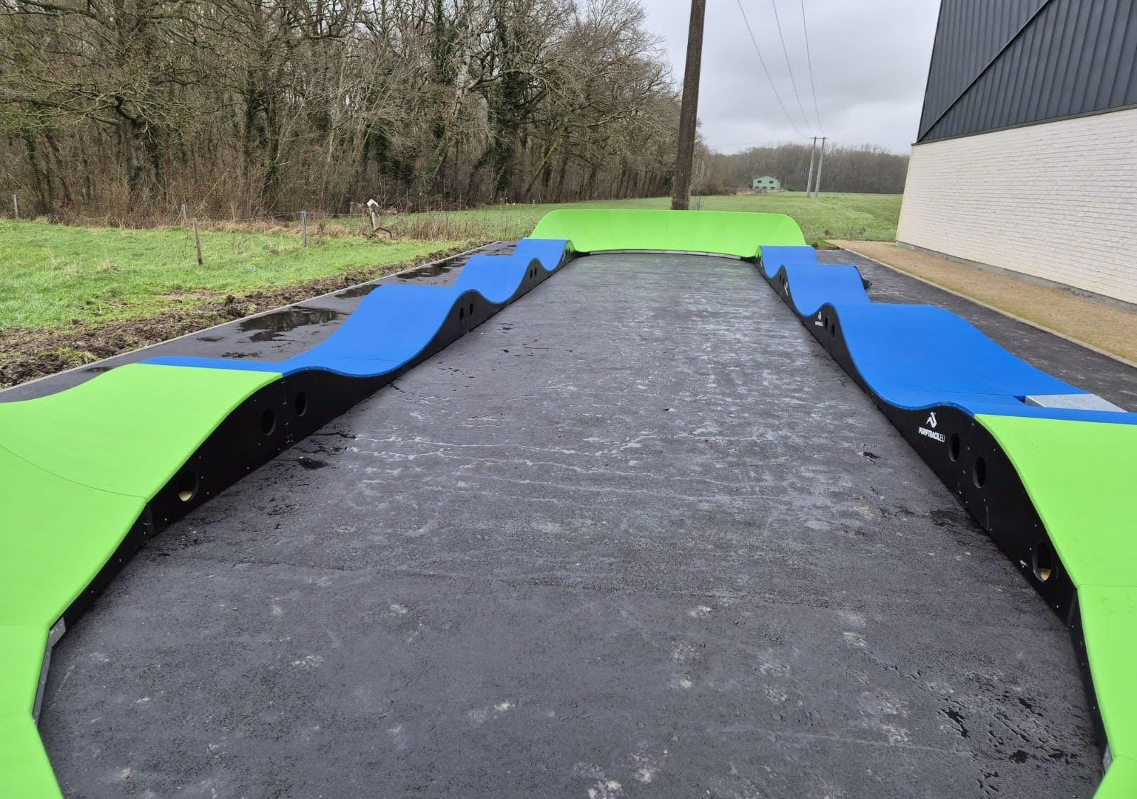 Pumptrack modulaire Speedway à Fromelles (Nord), bosses et virages relevés