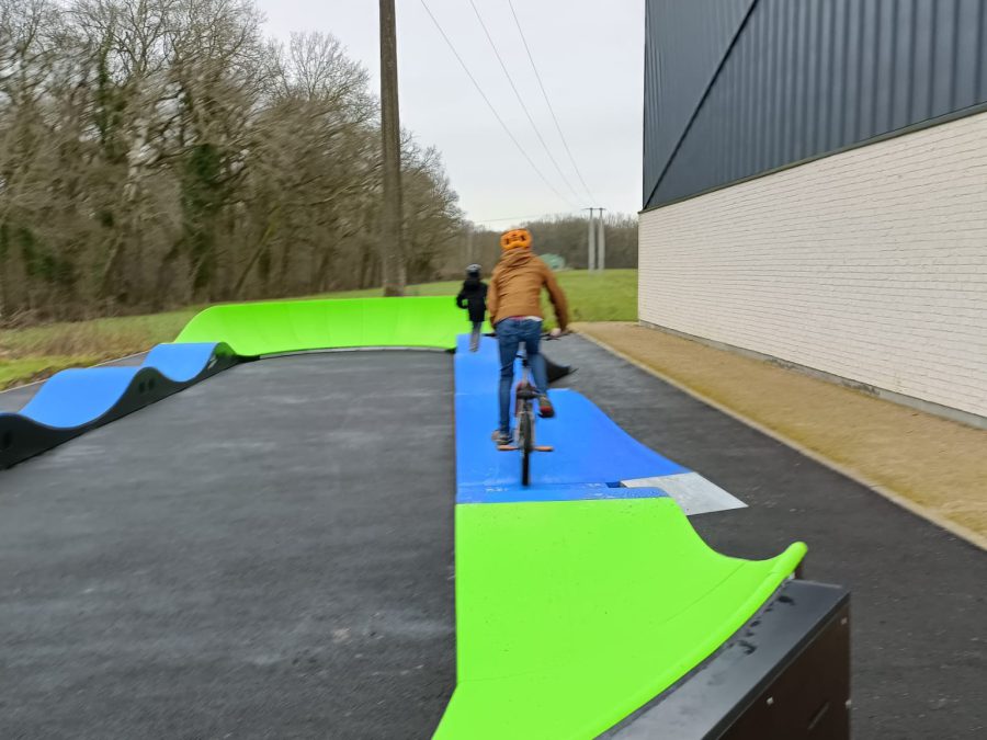 Pumptrack modulaire Speedway à Fromelles (Nord), usagers en action