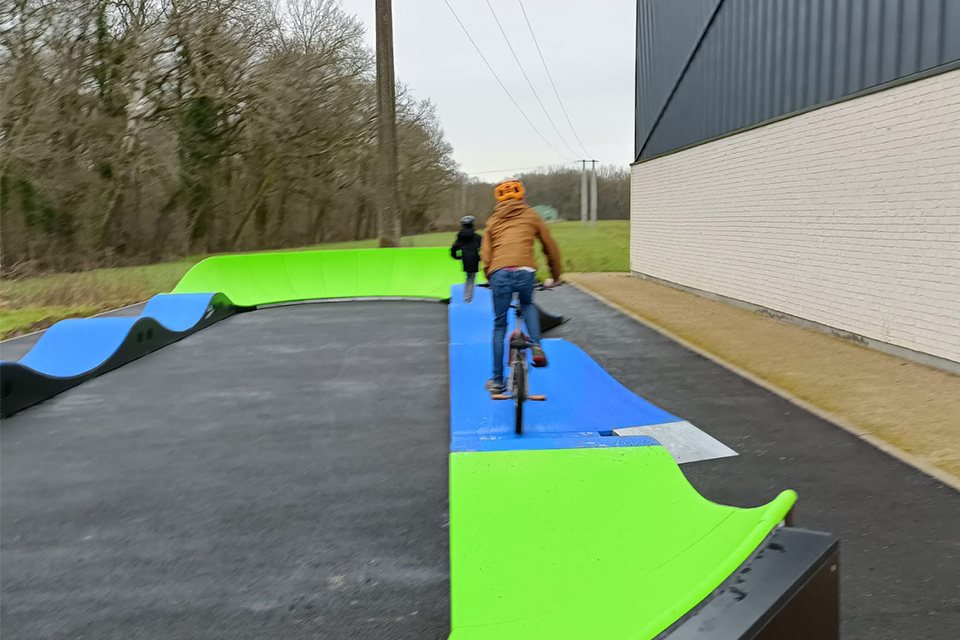Pumptrack modulaire Speedway à Fromelles (Nord), usagers en action (troisième vue)