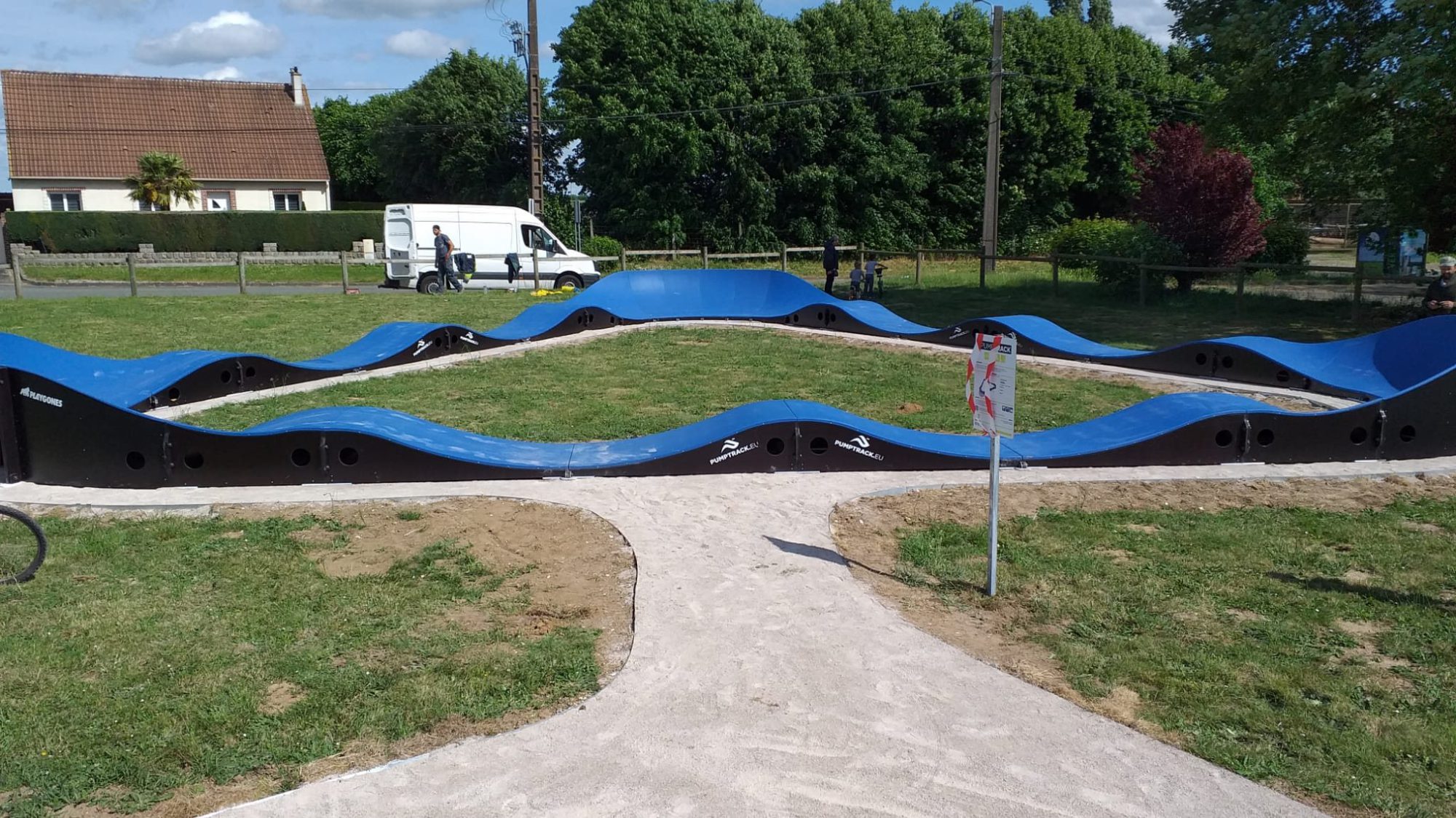 Pumptrack modulaire Triangle à Harbonnières (Somme), vue d'ensemble