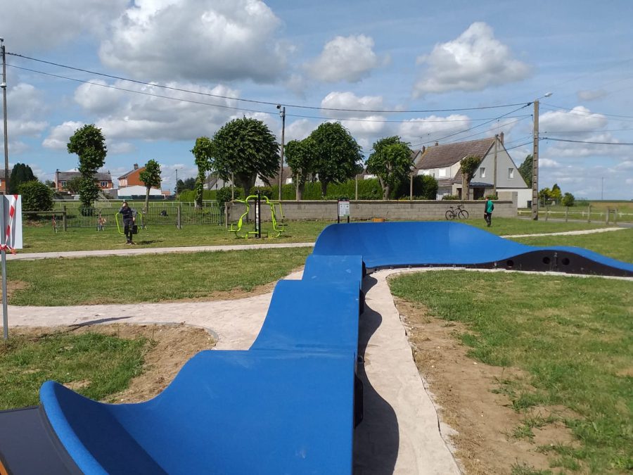 Pumptrack modulaire Triangle à Harbonnières (Somme), bosses et virages relevés
