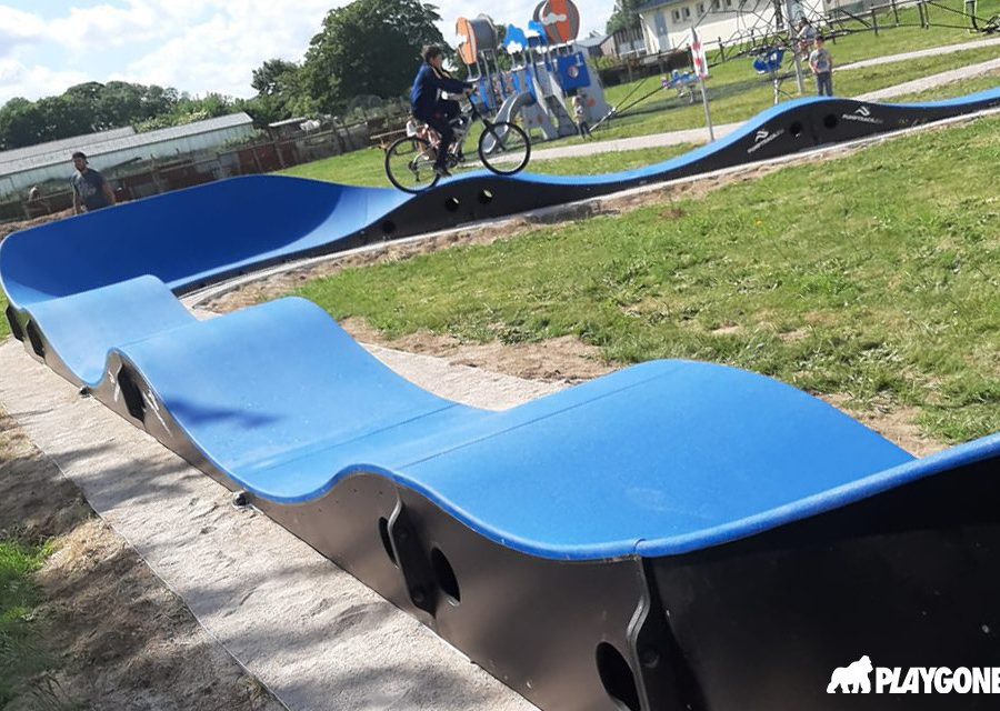 Pumptrack modulaire Triangle à Harbonnières (Somme), usagers en action