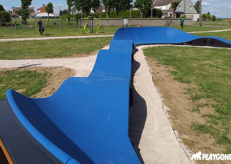 Pumptrack modulaire Triangle à Harbonnières (Somme), bosses et virages relevés (troisième vue)