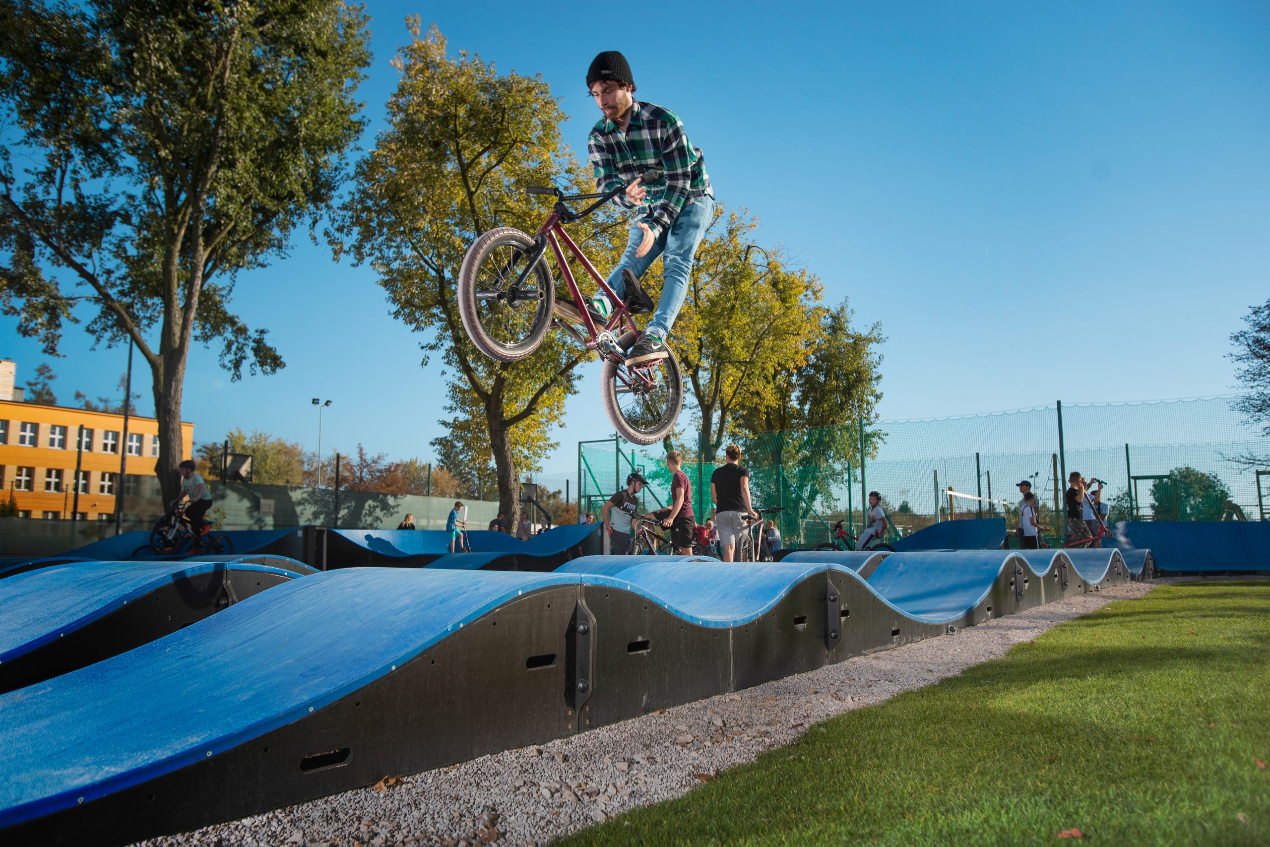 Saut en BMX sur une pumptrack modulaire