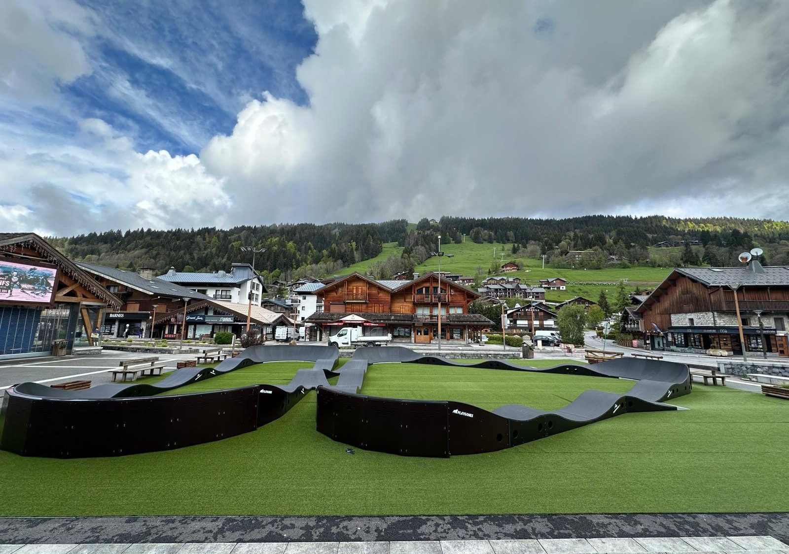 Pumptrack modulaire à Les Gets (Haute-Savoie), vue d'ensemble