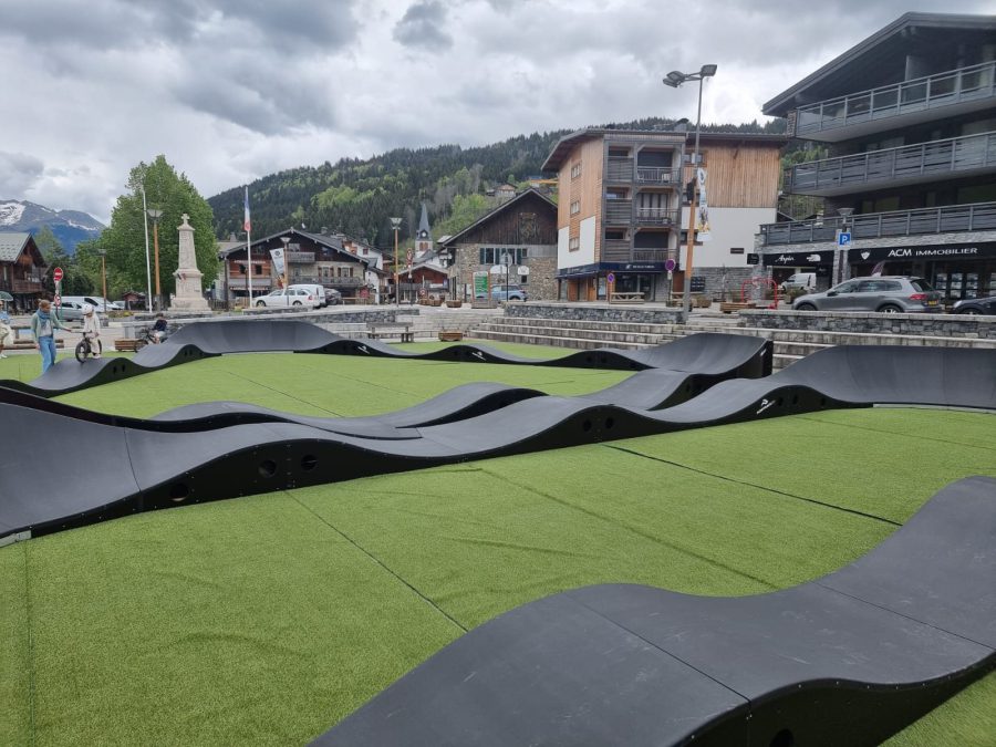 Pumptrack modulaire à Les Gets (Haute-Savoie), vue latérale de la piste