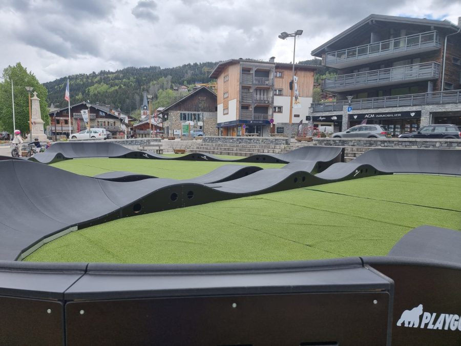 Pumptrack modulaire à Les Gets (Haute-Savoie), vue d'ensemble (troisième vue)