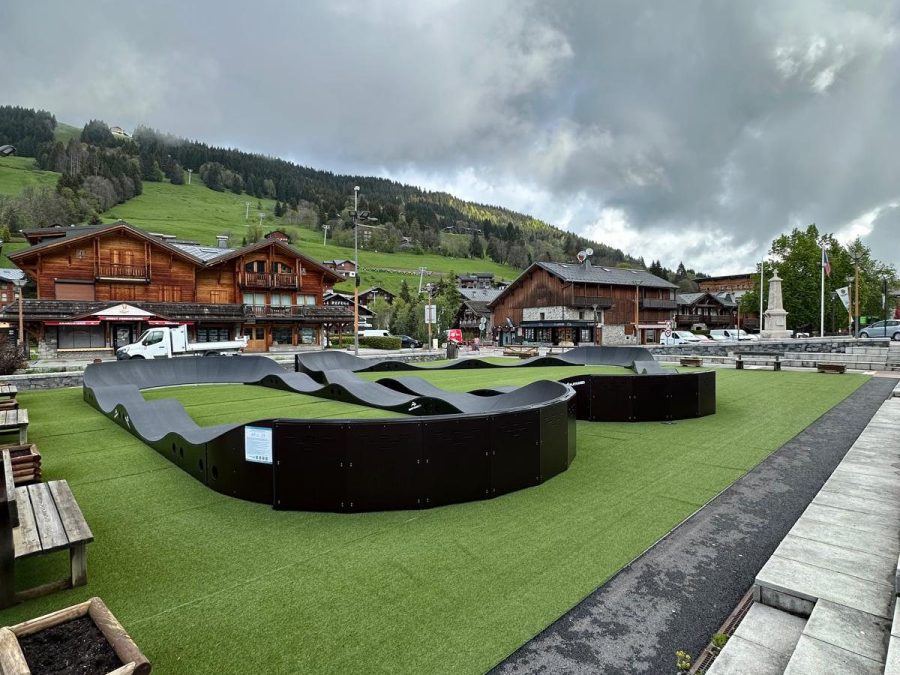 Pumptrack modulaire à Les Gets (Haute-Savoie), vue latérale de la piste (troisième vue)