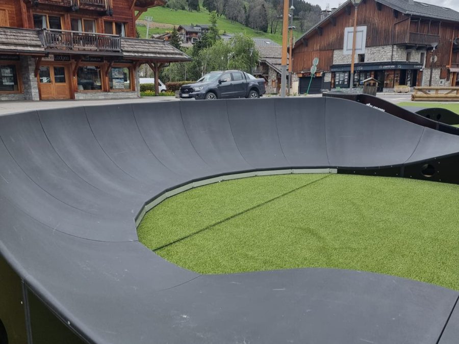 Pumptrack modulaire à Les Gets (Haute-Savoie), bosses et virages relevés