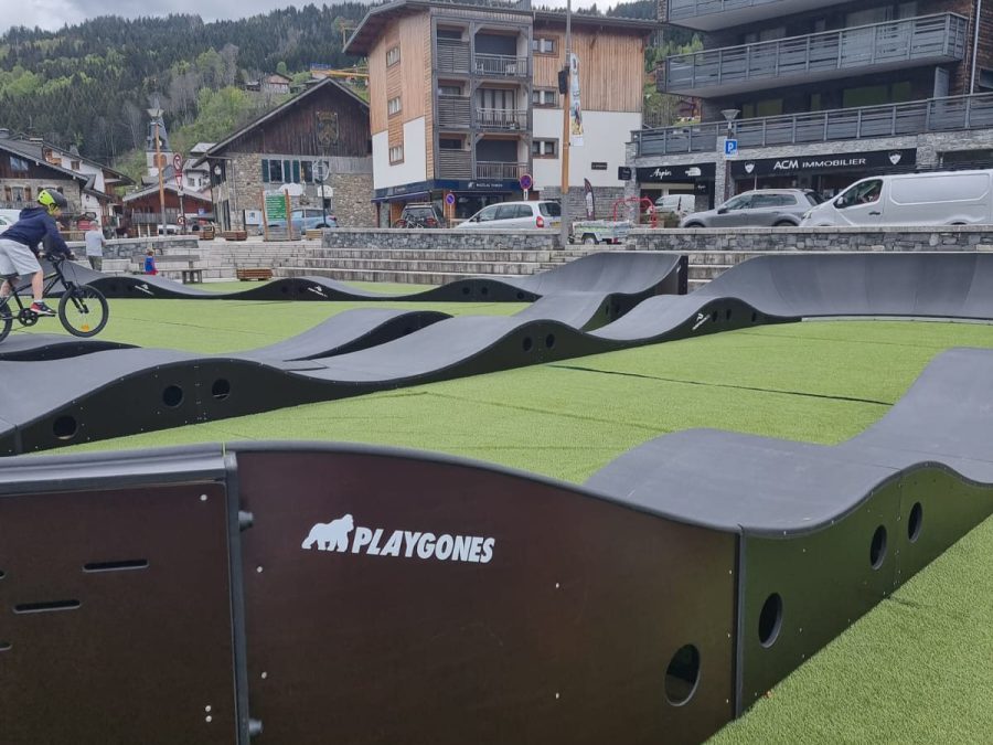 Pumptrack modulaire à Les Gets (Haute-Savoie), vue latérale de la piste (quatrième vue)