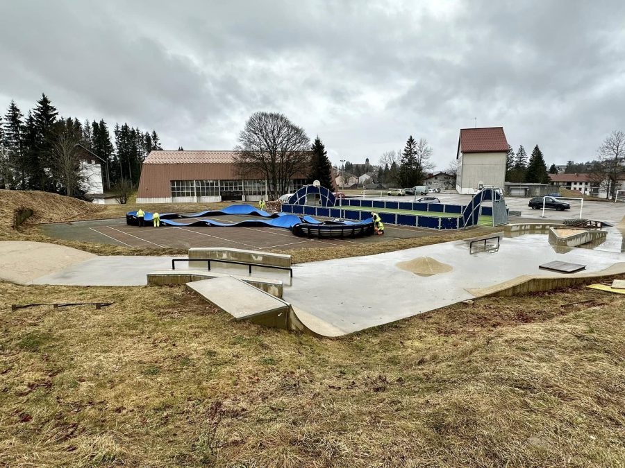 Pumptrack modulaire Brookland à Les Rousses (Jura), vue latérale de la piste