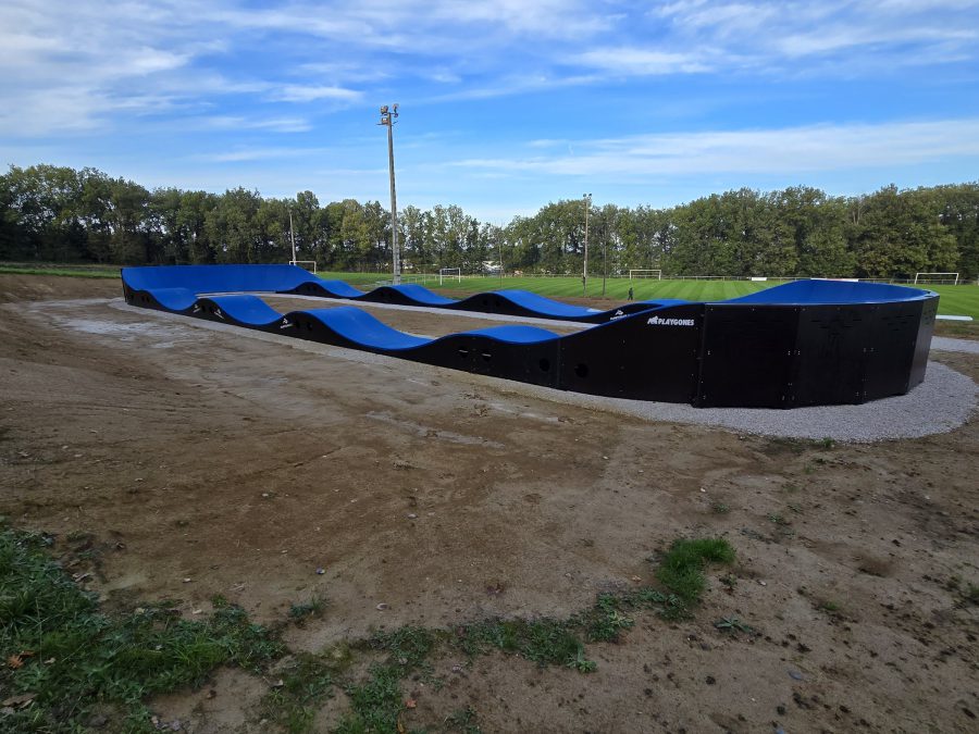 Pumptrack modulaire Speedway à Montjoire (Haute-Garonne), vue latérale de la piste