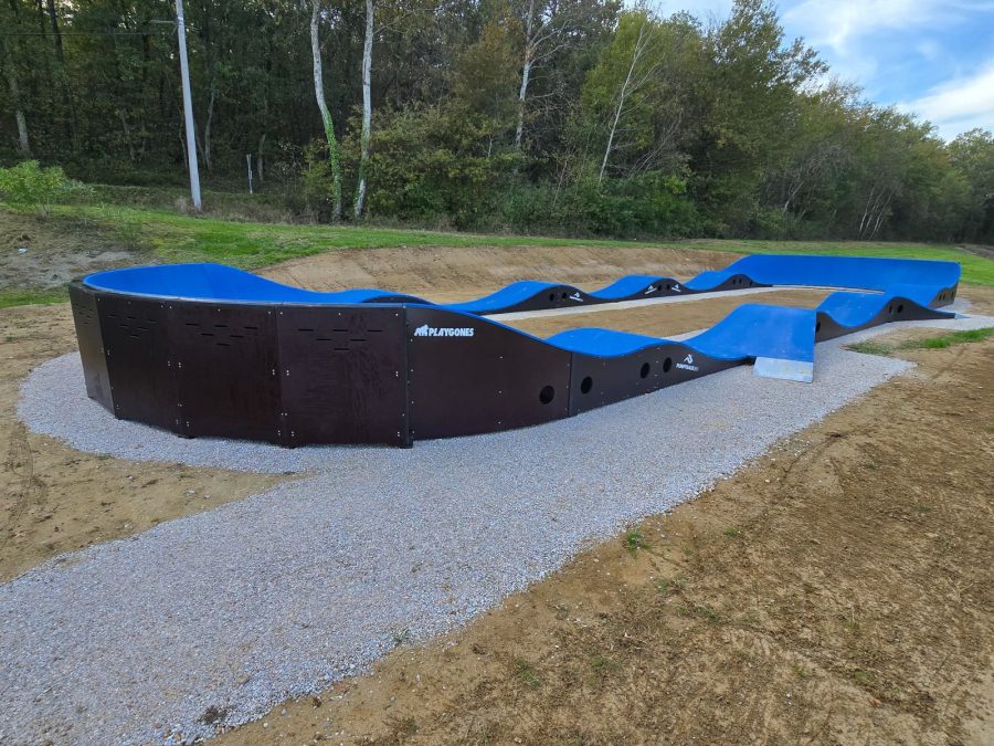 Pumptrack modulaire Speedway à Montjoire (Haute-Garonne), vue latérale de la piste (troisième vue)