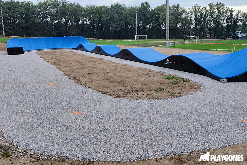 Pumptrack modulaire Speedway à Montjoire (Haute-Garonne), vue latérale de la piste (quatrième vue)