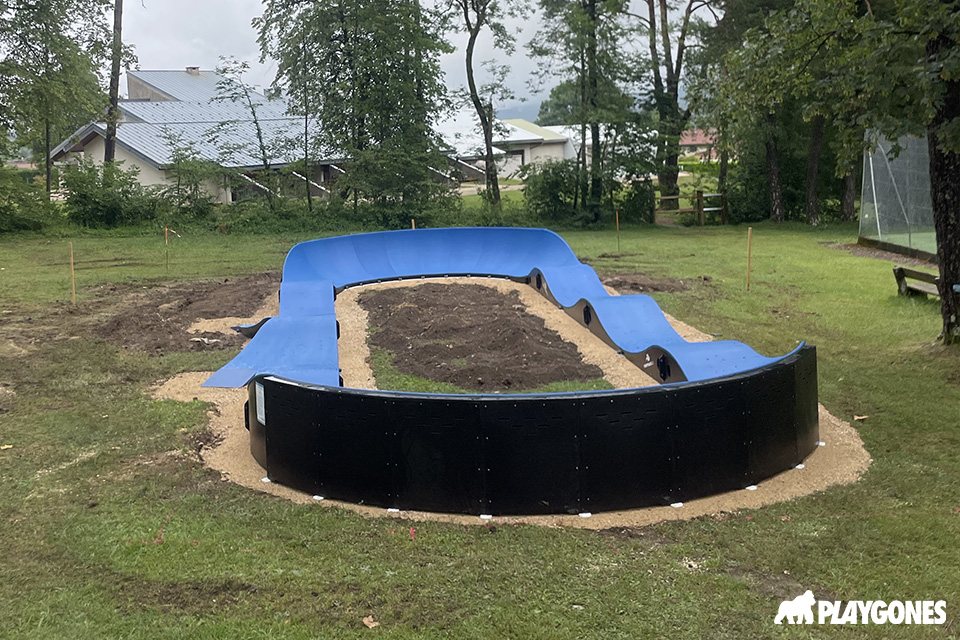 Pumptrack modulaire Monza à Nurieux-Volognat (Ain), vue d'ensemble