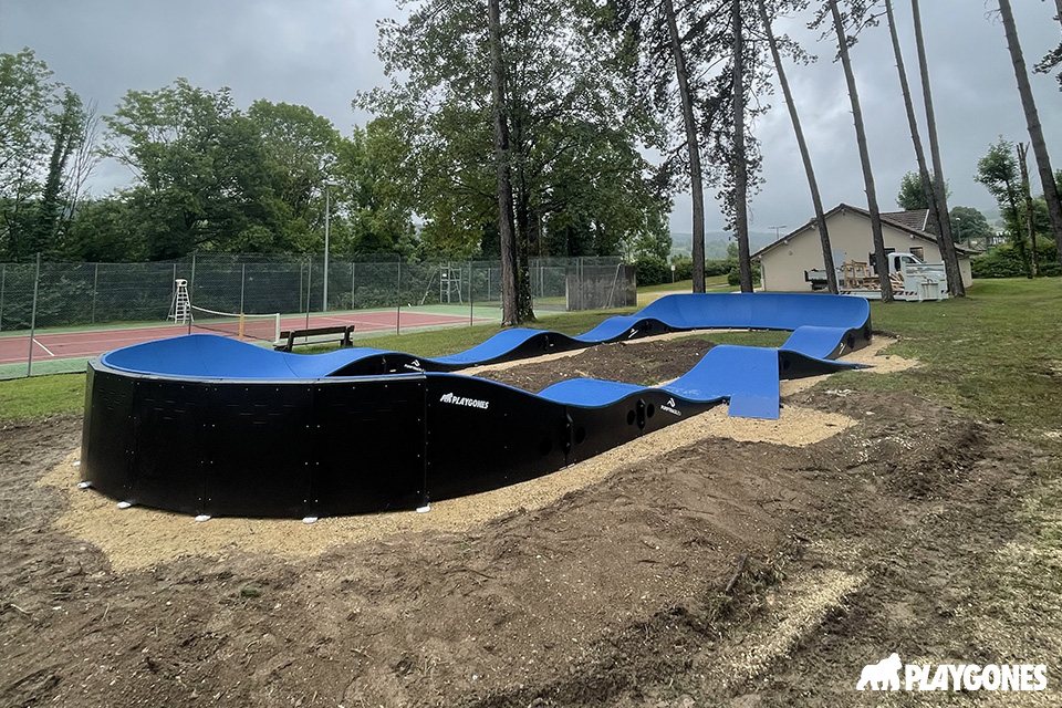 Pumptrack modulaire Monza à Nurieux-Volognat (Ain), vue latérale de la piste