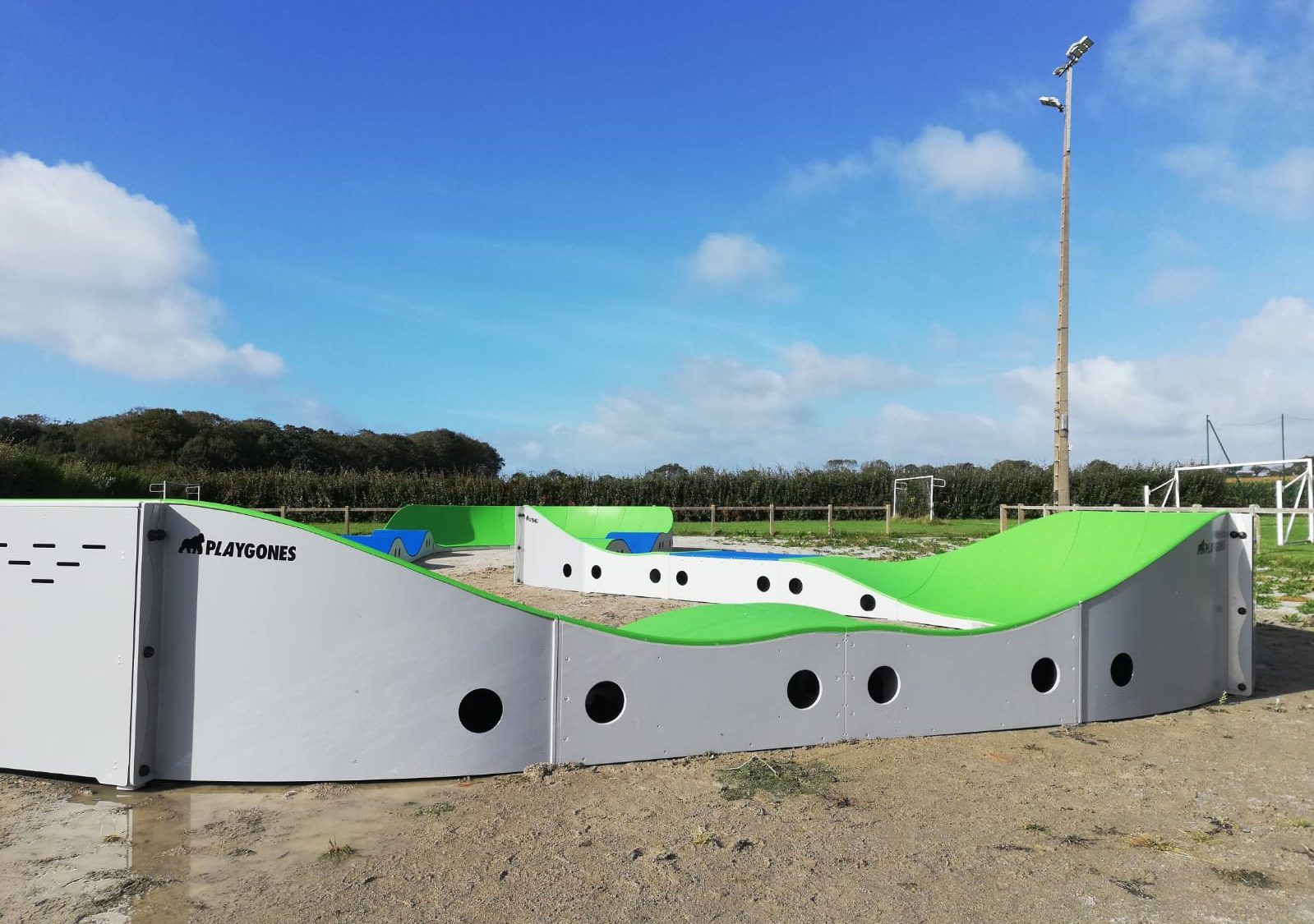 Pumptrack modulaire Brookland à Ploumoguer (Finistère), vue latérale de la piste