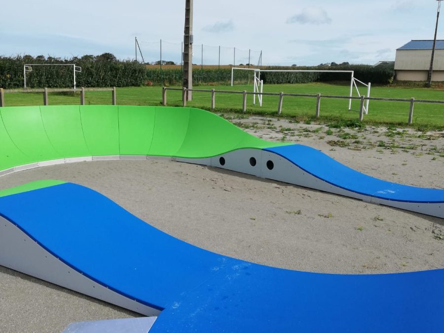 Pumptrack modulaire Brookland à Ploumoguer (Finistère), bosses et virages relevés