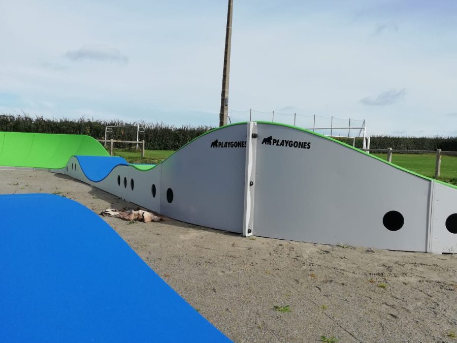 Pumptrack modulaire Brookland à Ploumoguer (Finistère), bosses et virages relevés (troisième vue)