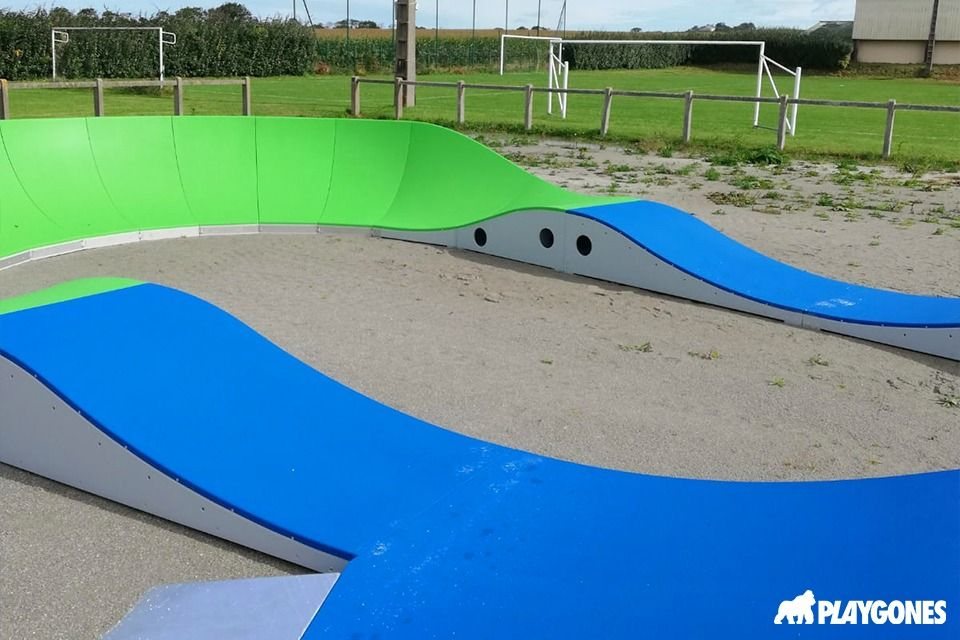 Pumptrack modulaire Brookland à Ploumoguer (Finistère), vue latérale de la piste (troisième vue)