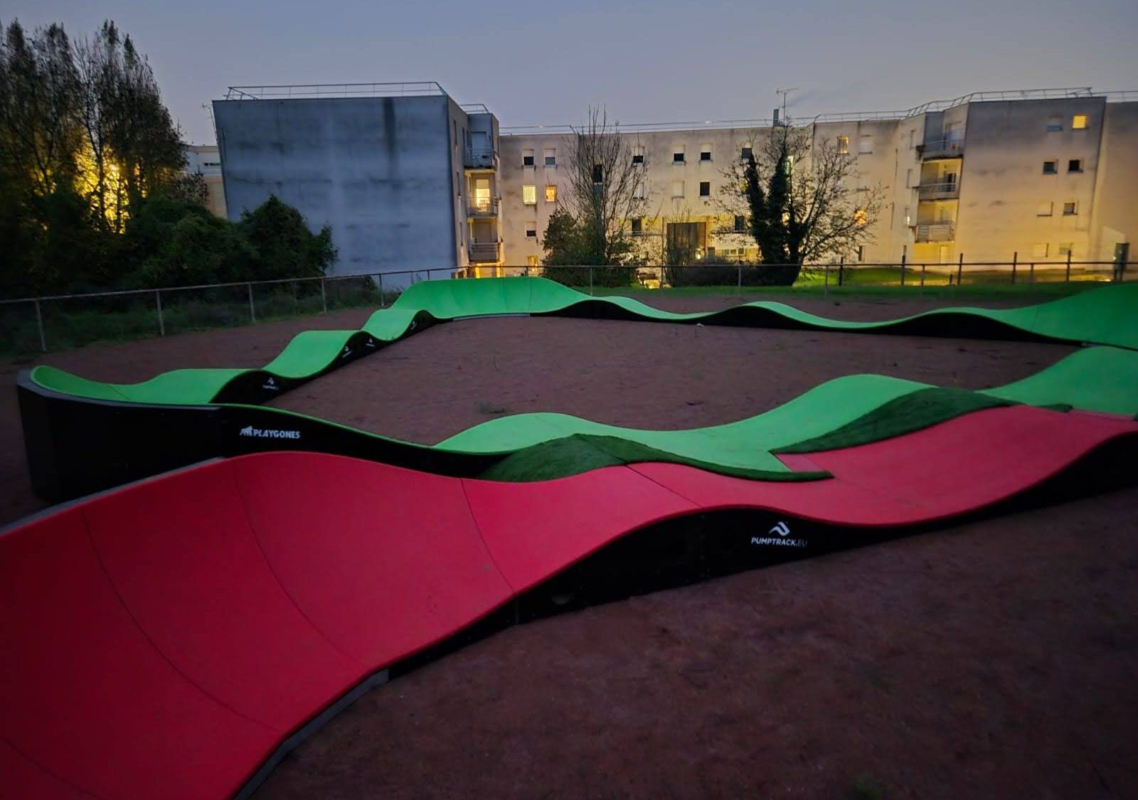 Pumptrack modulaire sur mesure à Pomponne (Seine-et-Marne), piste au crépuscule