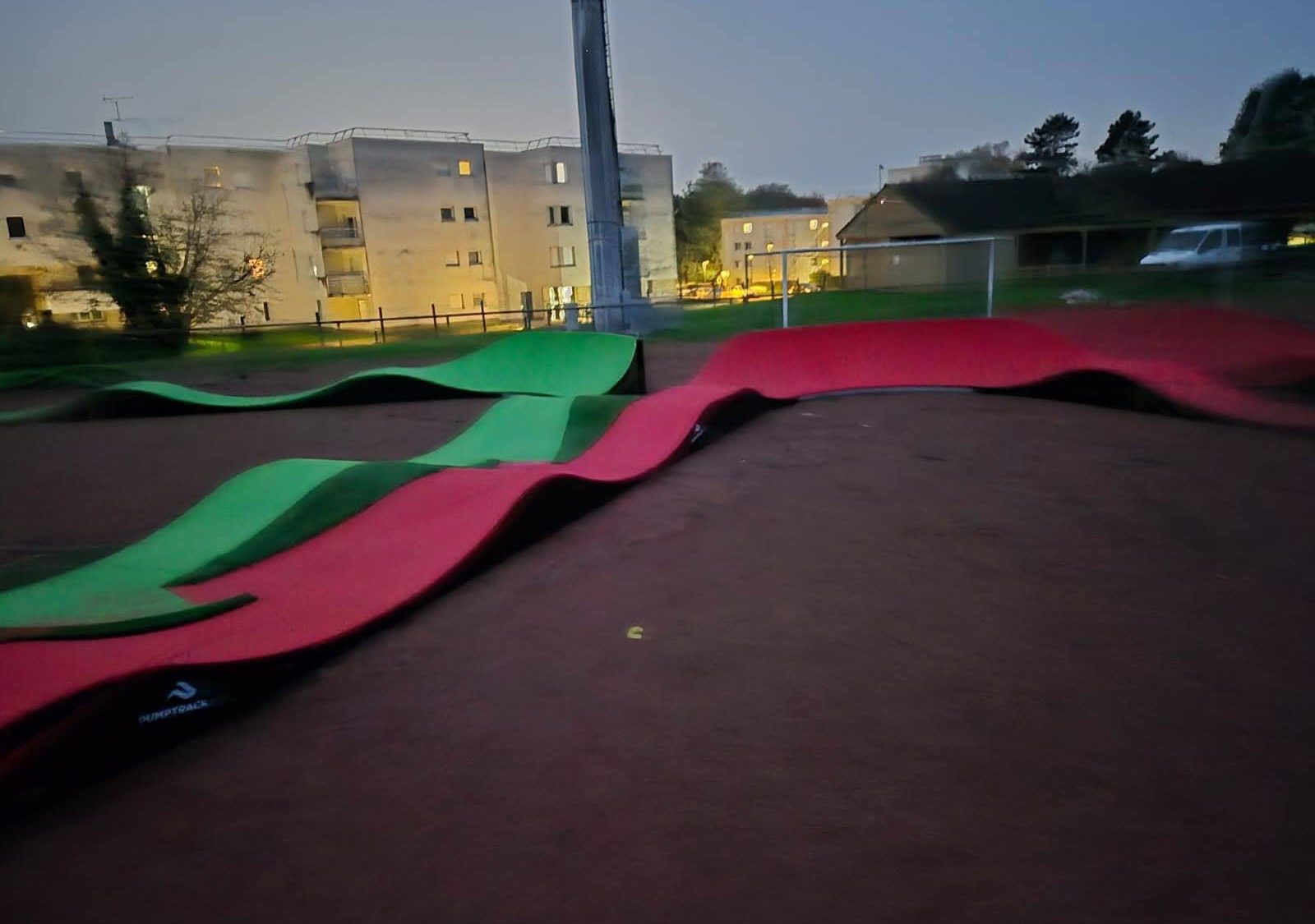 Pumptrack modulaire sur mesure à Pomponne (Seine-et-Marne), piste au crépuscule (troisième vue)