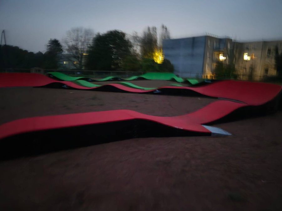 Pumptrack modulaire sur mesure à Pomponne (Seine-et-Marne), vue latérale de la piste