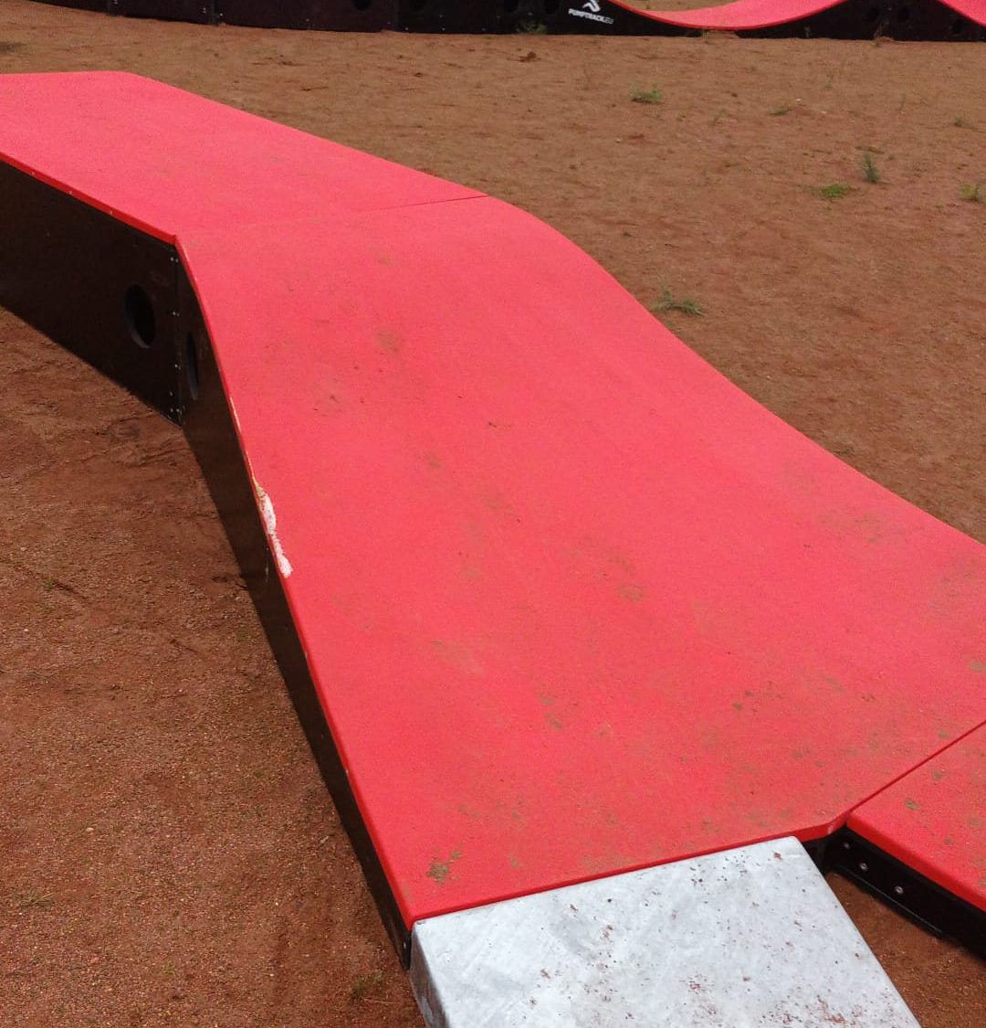 Pumptrack modulaire sur mesure à Pomponne (Seine-et-Marne), bosses et virages relevés (troisième vue)