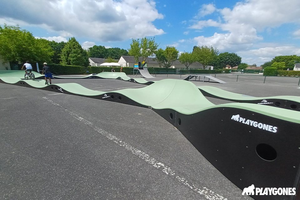 Pumptrack modulaire Brookland à Saint-Germain-lès-Corbeil (Essonne), vue latérale de la piste