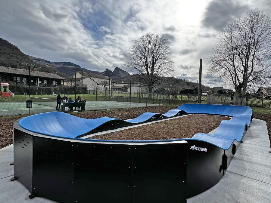 Pumptrack modulaire Speedway à Saint-Pierre-de-Chérennes (Isère), vue latérale de la piste