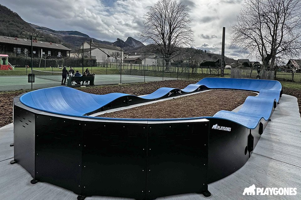 Pumptrack modulaire Speedway à Saint-Pierre-de-Chérennes (Isère), vue latérale de la piste (troisième vue)