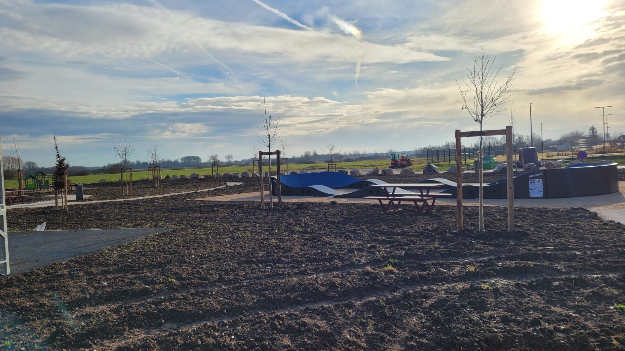 Pumptrack modulaire Monza à Saint-Usage (Côte-d'Or), vue latérale de la piste