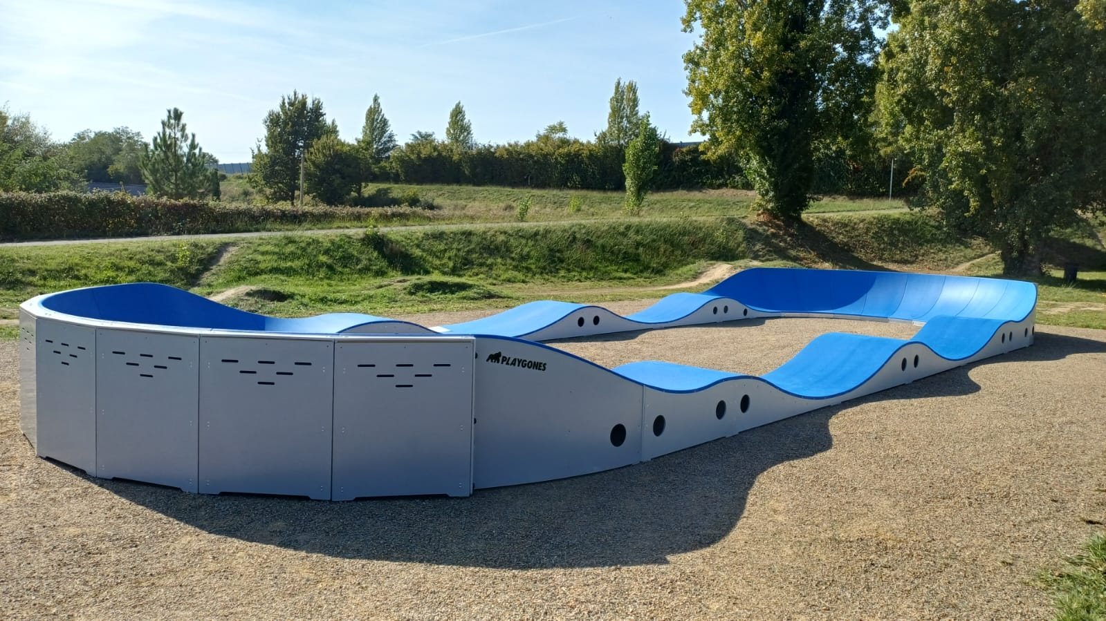 Pumptrack modulaire Monza à Saumur (Maine-et-Loire), vue latérale de la piste