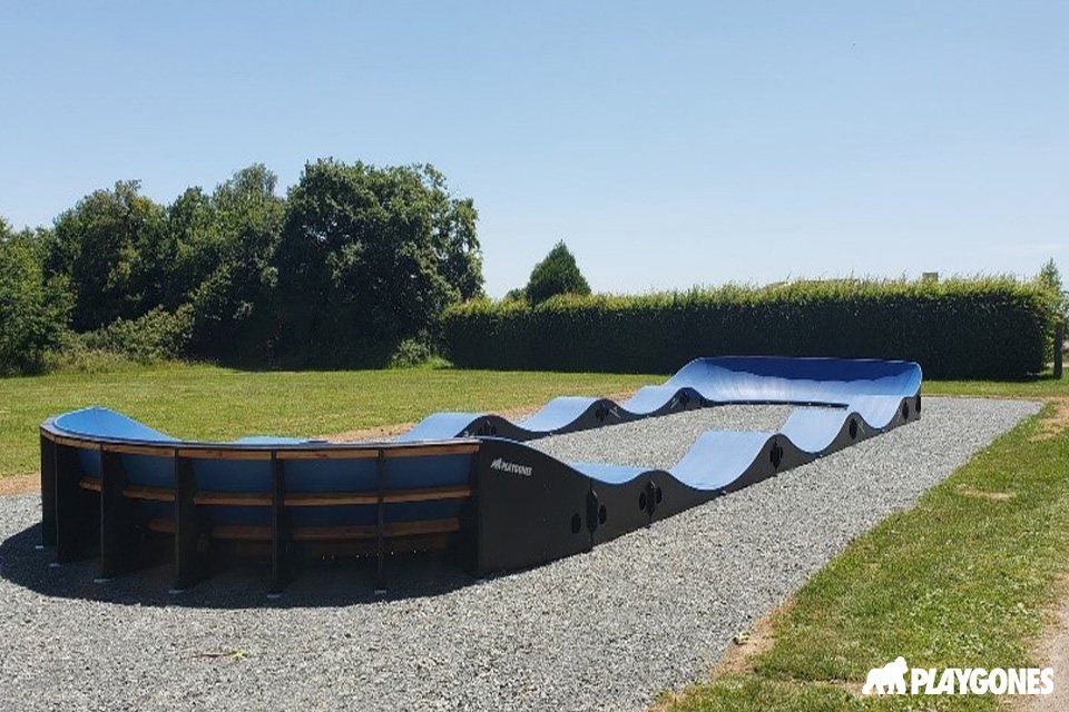 Pumptrack modulaire Speedway à Val d'Anast (Ille-et-Vilaine), vue d'ensemble