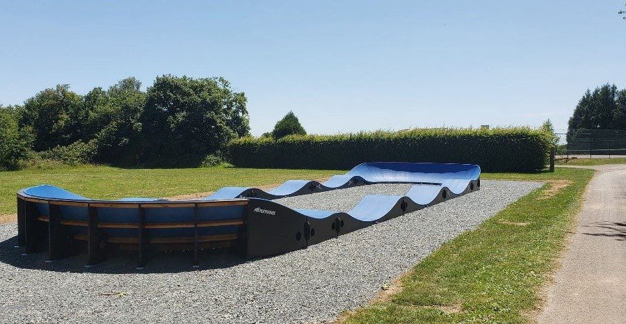 Pumptrack modulaire Speedway à Val d'Anast (Ille-et-Vilaine), vue latérale de la piste