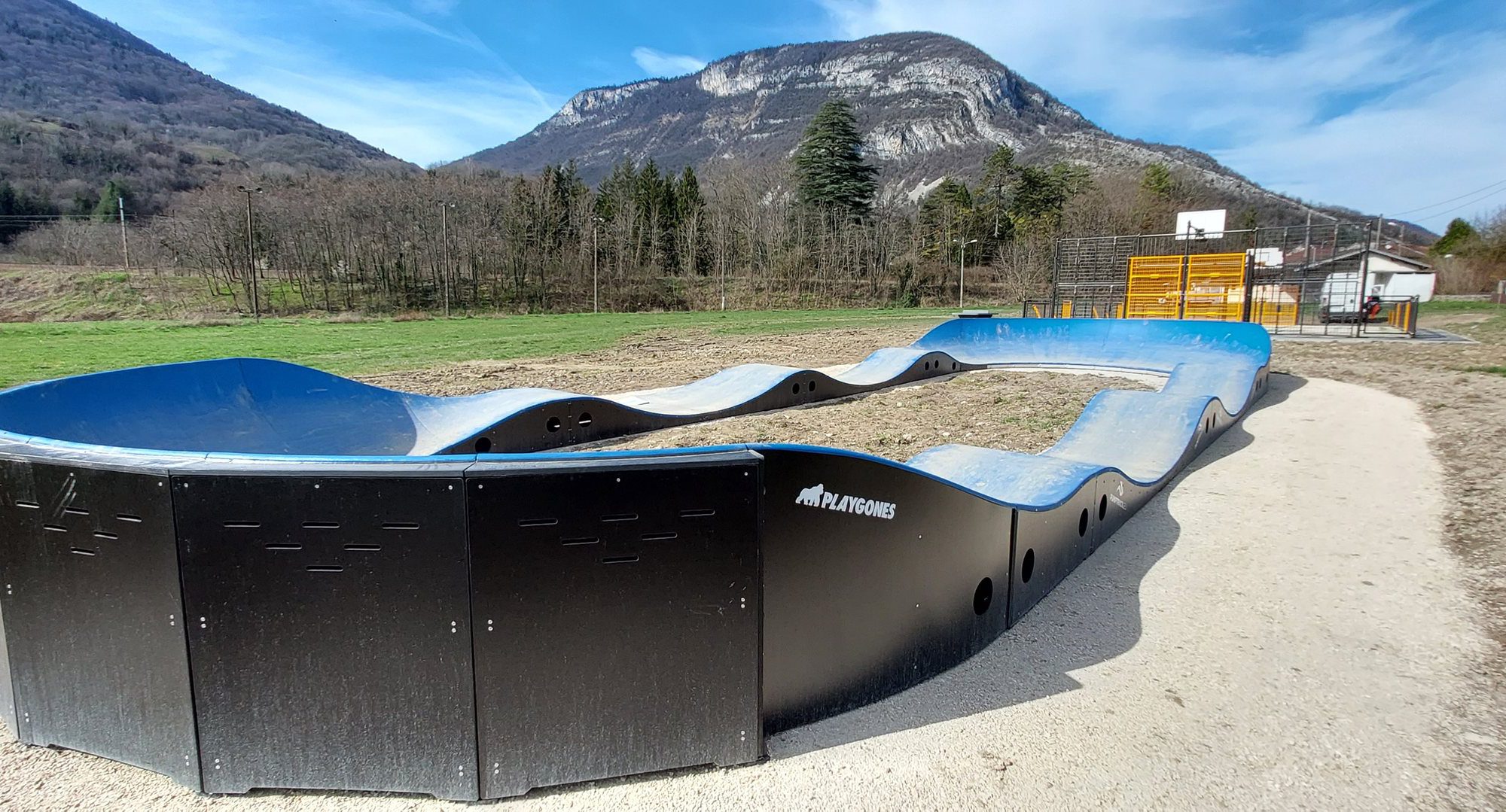 Pumptrack modulaire Monza à Virieu-le-Grand (Ain), vue d'ensemble (troisième vue)