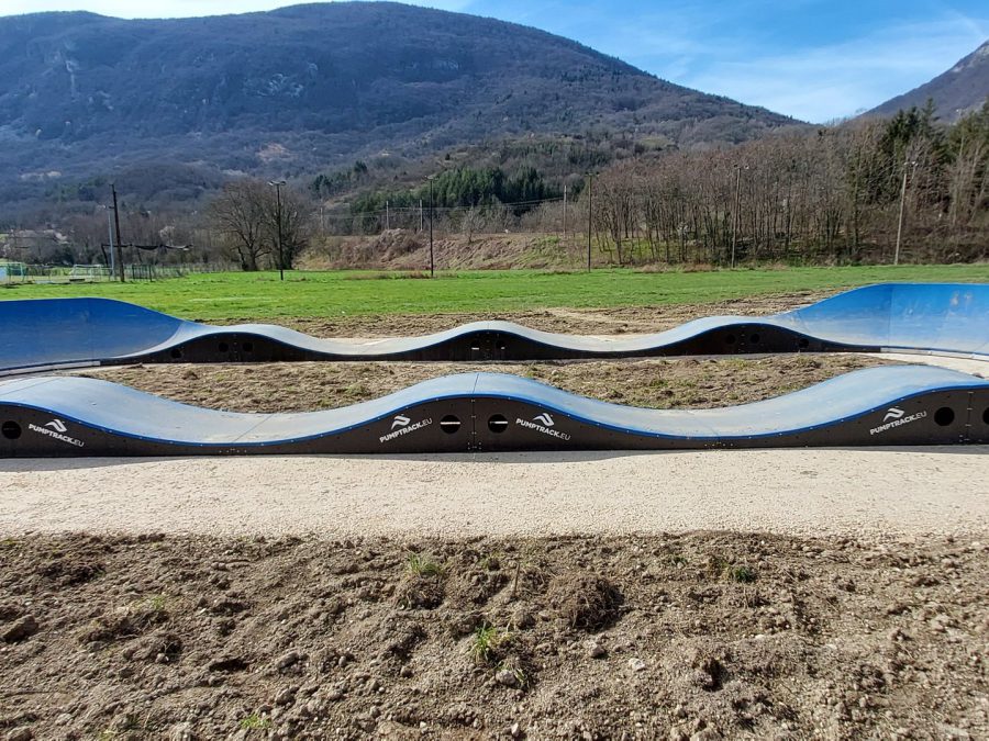 Pumptrack modulaire Monza à Virieu-le-Grand (Ain), vue latérale de la piste